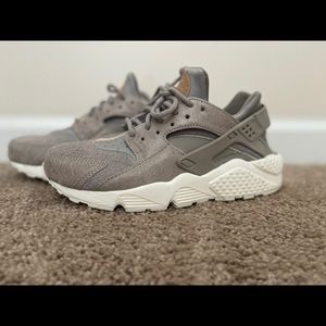 LIKE NEW WOMEN AIR HUARACHE RUN.. VERY RARE COLOR ..